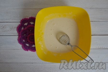 Очень тщательно перемешать тесто. Оно должно стать однородным, без комочков.