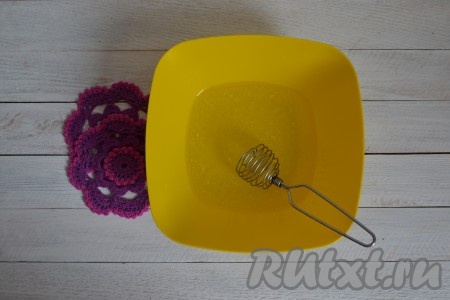 Размешивать венчиком до тех пор, пока не растворятся последние кристаллы. Затем влить 3 столовые ложки растительного масла, перемешать.