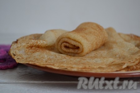 И так один за другим пожарить все блины, пока не закончится тесто. Сковороду смазывать растительным маслом перед выпеканием каждого блинчика не нужно, только по мере необходимости.
