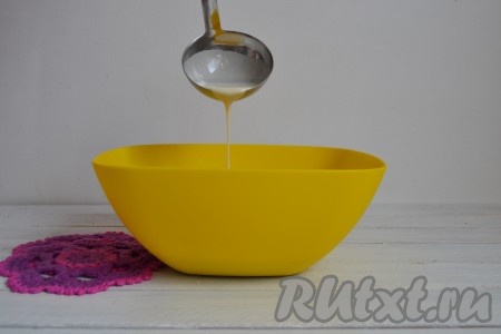 Готовое тесто должно быть не слишком жидким, но и не густым. Если набрать его в половник, оно должно литься тонкой струйкой (как на фото).