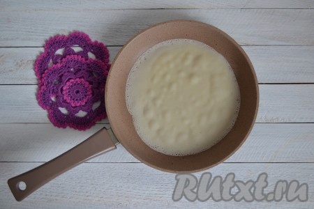 Разогреть хорошо сковороду и немножко смазать растительным маслом (для этого лучше использовать силиконовую кисть). Набрать половину половника теста и тонкой струйкой лить его в центр сковороды. При этом сковороду необходимо держать рукой на весу и делать ею круговые движения, чтобы тесто равномерно расплывалось по сковороде. На среднем огне обжарить блин с одной стороны в течение 1-1,5 минут.
