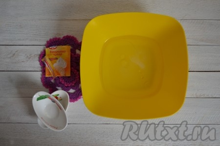 В глубокой миске соединить воду комнатной температуры, соль, сахар и ванильный сахар.