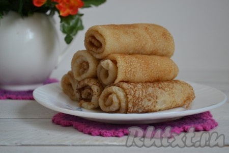 В такие блины можно завернуть любую начинку, а можно просто смазать сиропом или медом, свернуть трубочкой или конвертиком и подать на стол.
