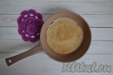 Аккуратно поддеть край блина и быстрым движением руки перевернуть его на другую сторону, обжарить 30 секунд и снять со сковороды.
