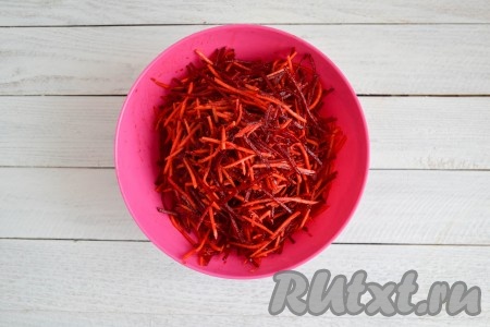 Тщательно перемешать овощи, немного сжимая руками.
