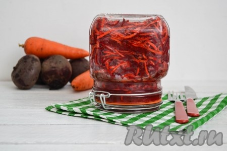 Закрыть банку крышкой и отправить мариноваться в холодильник минимум на 6 часов. За это время банку 3-4 раза следует перевернуть, чтобы овощи равномерно промариновались.