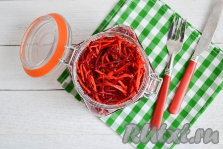 Сложить морковь со свеклой в банку, плотно утрамбовывая.
