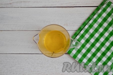 Масло нагреть практически до кипения, перелить в глубокую ёмкость, влить уксус (делать это нужно осторожно, чтобы не обжечься).
