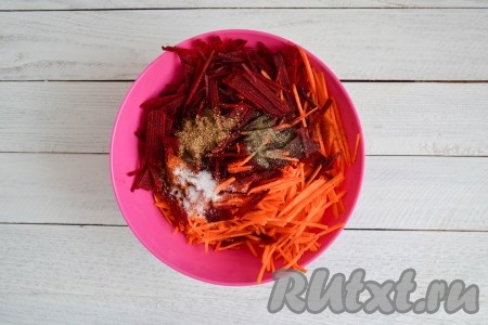 Выложить овощи в миску, всыпать соль, сахар, кориандр, черный и красный молотые перцы.
