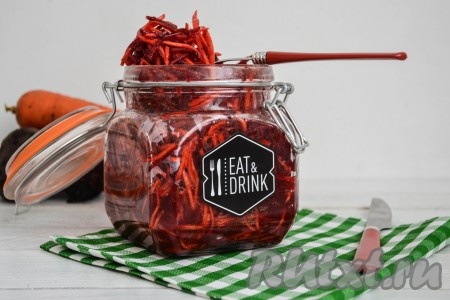 Хрустящая и очень вкусная закуска из маринованной свеклы и моркови готова, можно подавать на стол. Перед подачей можно добавить измельченные зубчики чеснока. Такая закуска великолепно сочетается со вторыми блюдами. Я люблю ее кушать с отварным картофелем.