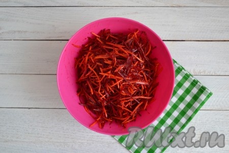 Влить масло с уксусом к овощам и снова перемешать.
