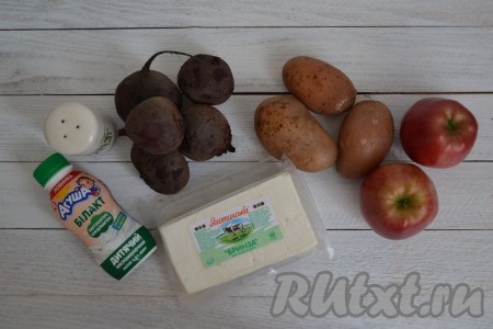 Подготовить необходимые ингредиенты для приготовления салата из вареной свеклы с яблоками. 