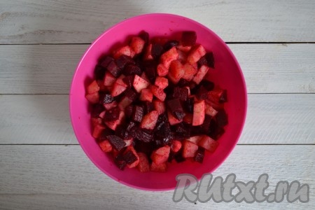 Добавить сыр в салат из вареной свеклы, яблок и картофеля, перемешать.
