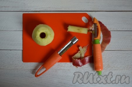 Яблоки очистить от кожуры и удалить короб с семенами.
