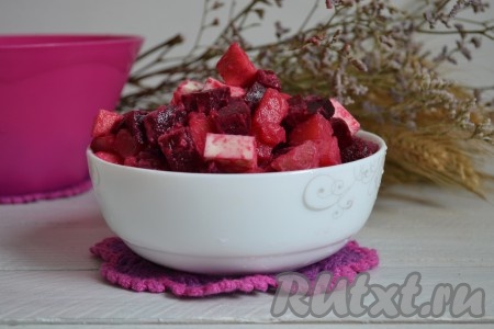 Очень вкусный, обогащенный витаминами&nbsp;салат из вареной свеклы с яблоками перемешать и можно подавать к столу.
