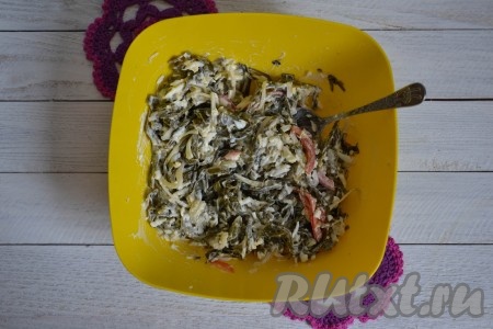 Заправить майонезом или сметаной и перемешать, если нужно, добавить соль.
