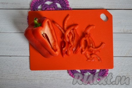 Сладкий перец очистить от семян и плодоножки, нарезать тонкой соломкой.
