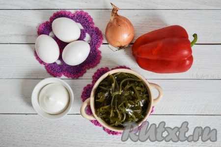 Подготовить необходимые ингредиенты для приготовления салата с морской капустой и яйцами. 