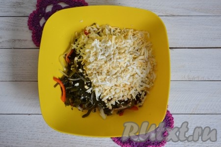 Добавить яйца в салат из морской капусты.
