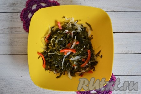 В салат из морской капусты и лука добавить сладкий перец и перемешать.
