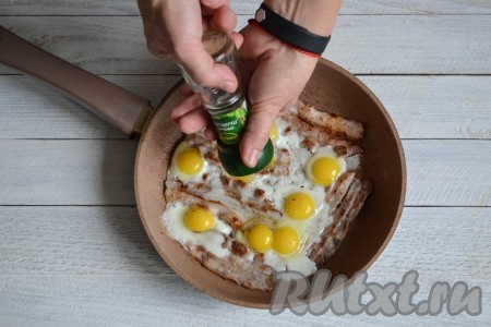 Следует по вкусу приправить солью, специями.
