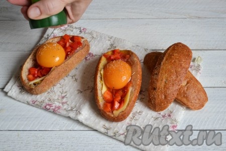 Приправить солью и специями.
