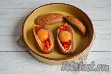 Выложить в форму для запекания булочки с яйцами и срезанные верхушки (они тоже немного пропекутся и приобретут вкусную хрустящую корочку), отправить на 10-15 минут в духовку, разогретую до 180 градусов. Критерий готовности - белый яичный белок (как только он свернулся, стал белым - можно доставать из духовки).