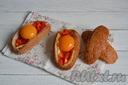 Вместо 1 куриного яйца можно использовать 2-3 перепелиных.
