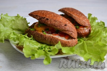 А верх булочек с яйцами прикрыть срезанными и хрустящими "шапочками".
