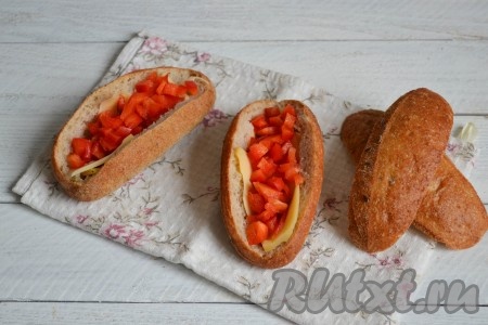 Сладкий перец вымыть, очистить от семян и плодоножки, нарезать мелкими кубиками, выложить поверх сыра.
