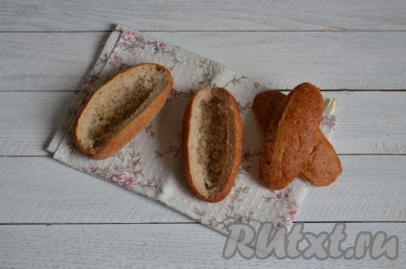 Острым тонким ножом срезать верхушки булочек и аккуратно вынуть мякиш внутри. 