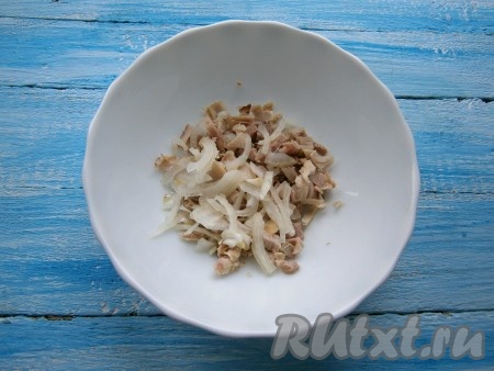 Очищенный лук нарезать тонкими полукольцами и ошпарить кипятком. К вареному куриному мясу, нарезанному небольшими кусочками, добавить лук.