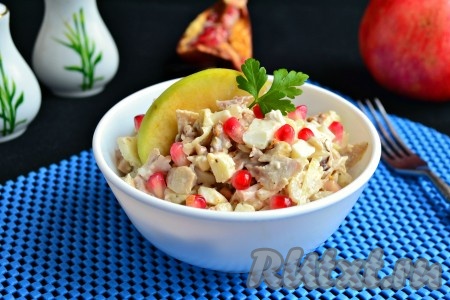 Салат с курицей, яблоком и грецкими орехами