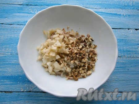 Яблоко очистить от кожуры и семян, нарезать маленькими кубиками. Кусочки яблок и порубленные ядра грецких орехов добавить в салат из курицы и яблока.