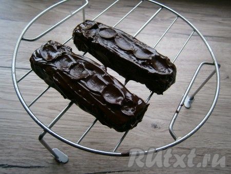 Растопить на водяной бане шоколад, дать чуть остыть. Дно батончиков (или конфет) окунуть в шоколад и разместить их на решетке. Затем полить шоколадом их сверху. Я смазывала ложкой, попался какой-то не тот шоколад, растопившись он был густым. Если такое произойдет, нужно в шоколад добавить немного горячих сливок, которых у меня не оказалось под рукой.
