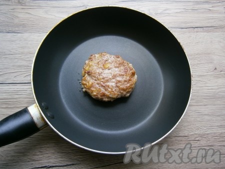 Каждый бифштекс обжарить на сковороде с разогретым растительным маслом. Жарить следует на среднем огне по 6-7 минут с каждой стороны, несколько раз бифштекс переворачивая. Обжаривать бифштекс нужно до румяной корочки с обеих сторон.
