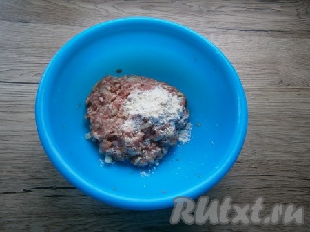 Фарш очень хорошо перемешать, добавить немного муки. Смочив руки в воде, фарш снова перемешать и отбить.
