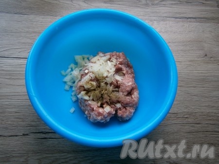 К фаршу добавить мелко нарезанный очищенный репчатый лук, соль и перец черный молотый.