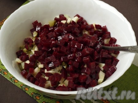 После этого добавить в салат свеклу.
