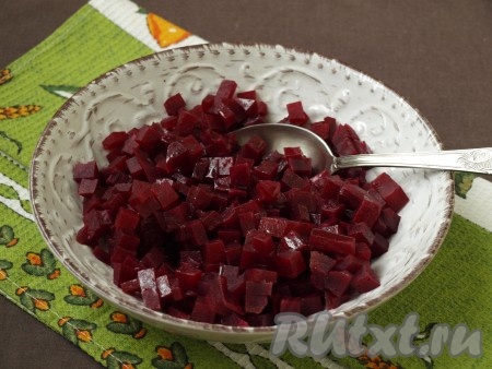 Если вы готовите винегрет с не консервированной фасолью, тогда фасоль надо отварить. Для того чтобы фасоль сварилась быстрее, её нужно на несколько часов (а лучше на ночь) полностью залить холодной водой, затем воду слить. Фасоль, залив чистой водой, поставить на огонь, довести до кипения, уменьшить огонь и варить до готовности (время варки фасоли зависит от сорта, она может вариться от 30 минут до 1,5 часов). Готовая фасоль должна стать мягкой, но при этом остаться целенькой и не развариться. Солить фасоль в процессе варки не нужно. Вареную свеклу очистить и нарезать небольшими кубиками, сложить в тарелку и добавить 1-2 столовые ложки подсолнечного масла (масло смешивается со свеклой для того, чтобы свекла своим ярким цветом не окрасила остальные овощи), перемешать и отставить в сторону.
