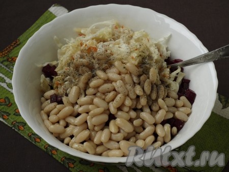 Вареную фасоль и квашеную капусту тоже выложить в салат. Приготовленный винегрет посолить и поперчить.
