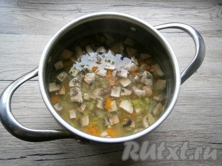 Варить суп с брокколи и шампиньонами на небольшом огне еще 5-7 минут, после чего выключить газ.
