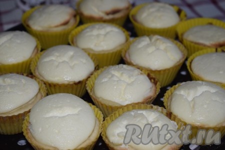 В процессе выпечки в духовке творожная начинка будет подниматься и слегка растрескиваться. Во время выпечки дверцу духовки не открывать, чтобы творожные шапочки на ватрушках не осели.