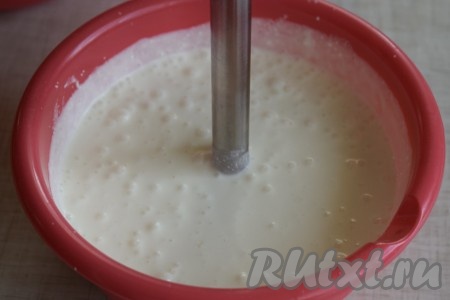 Творожную массу тщательно взбить при помощи блендера. Возможно, сахара понадобится чуть больше или меньше - это зависит от творога, так что ориентируйтесь на свой вкус. Творожная начинка для ватрушек "Лакомка" готова.
