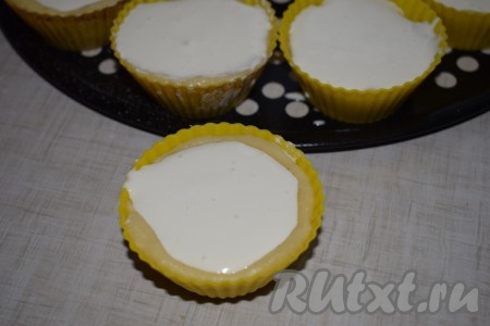 В образовавшуюся корзиночку выложить творожную начинку.
