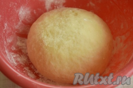 Тщательно перемешать и вымесить гладкое, не липнущее к рукам, не очень плотное по консистенции тесто.
