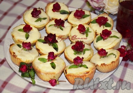 Готовые "Лакомки" с творогом достать из духовки, охладить и украсить по желанию.
