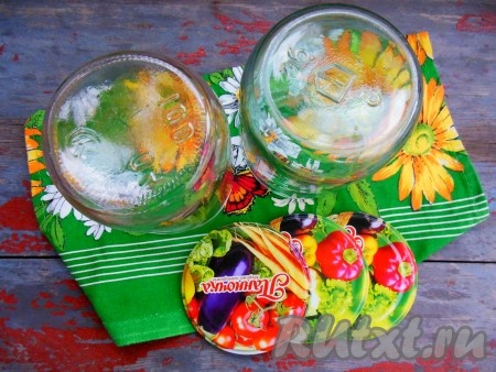 Баночки и крышечки подготовьте к закатке, для этого крышечки прокипятите в кипящей воде в течение нескольких минут, а баночки простерилизуйте удобным для вас способом.
