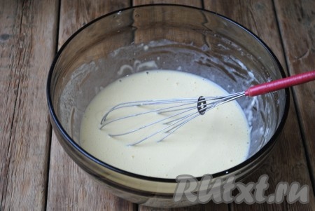 Вначале испечем блинчики. Для приготовления блинного теста, яйца нужно венчиком смешать с молоком, сахаром, солью и растительным маслом. Затем, постепенно подсыпая просеянную муку и тщательно перемешивая, замесить жидкое и однородное тесто.