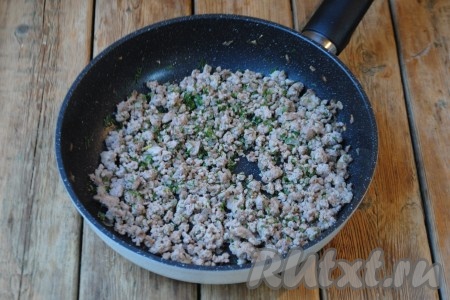 Укроп вымыть, обсушить, мелко нарезать, добавить к мясному фаршу и перемешать. Начинка из мясного фарша для блинов готова.
